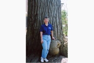 Edith George stands next to the trunk the grand red oak of Weston in 2006. Source: May 16, 2015 Toronto Star article, referred to at the post you are now reading.